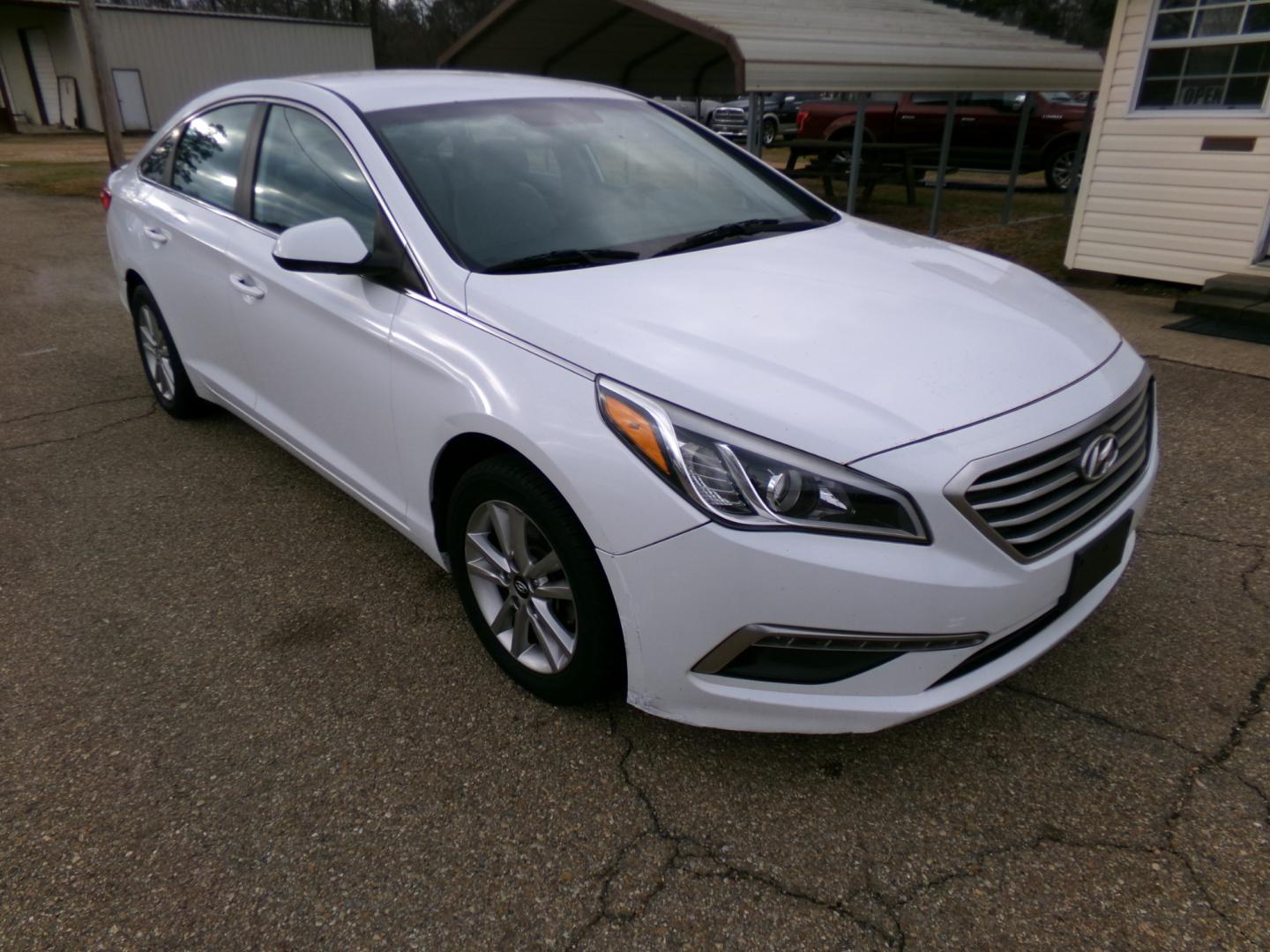 2015 White /Gray Hyundai Sonata ECO (5NPE24AF6FH) with an 1.6L L4 DOHC 16V engine, 7-Speed Automatic transmission, located at 401 First NE, Bearden, AR, 71720, (870) 687-3414, 33.726528, -92.611519 - Photo#22